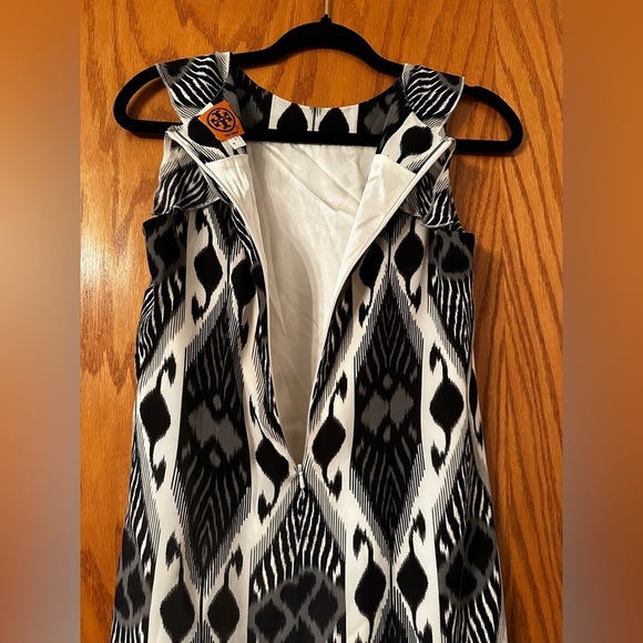 Tory Burch Silk Geometric Black & Whit Dress - Size 6 - Picture 4 of 7